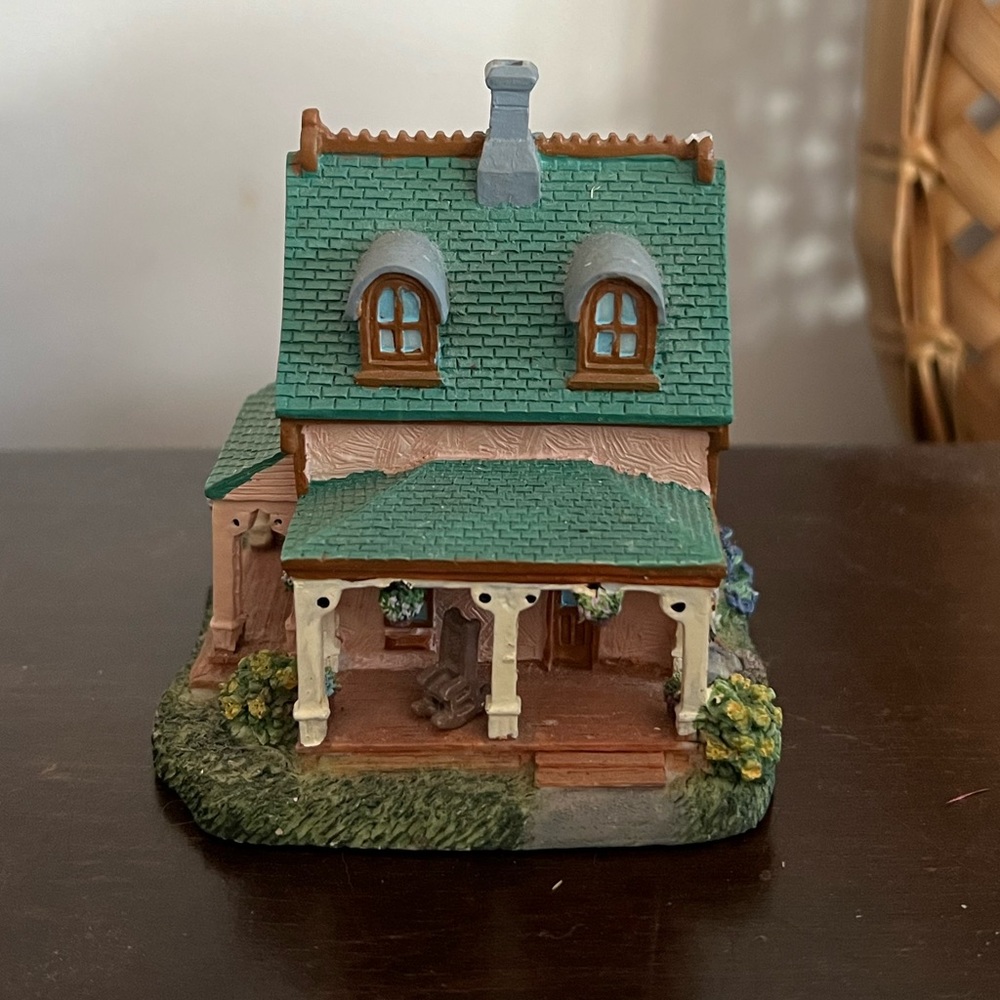International Resources LLC AH189 The Hook Family Home Miniature Model